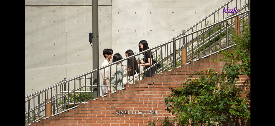 길을 막는 잘생긴 남자.jpg