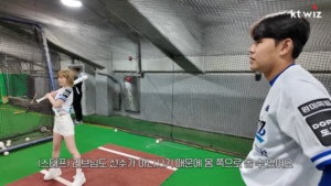 시구 배우러 온 아이돌한테 벤치클리어링 가르쳐 주는 선수