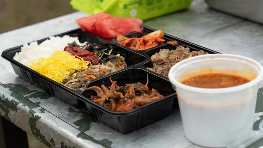 미군과 한국군, 야전 급식 훈련서 밥 나누는 모습.jpg