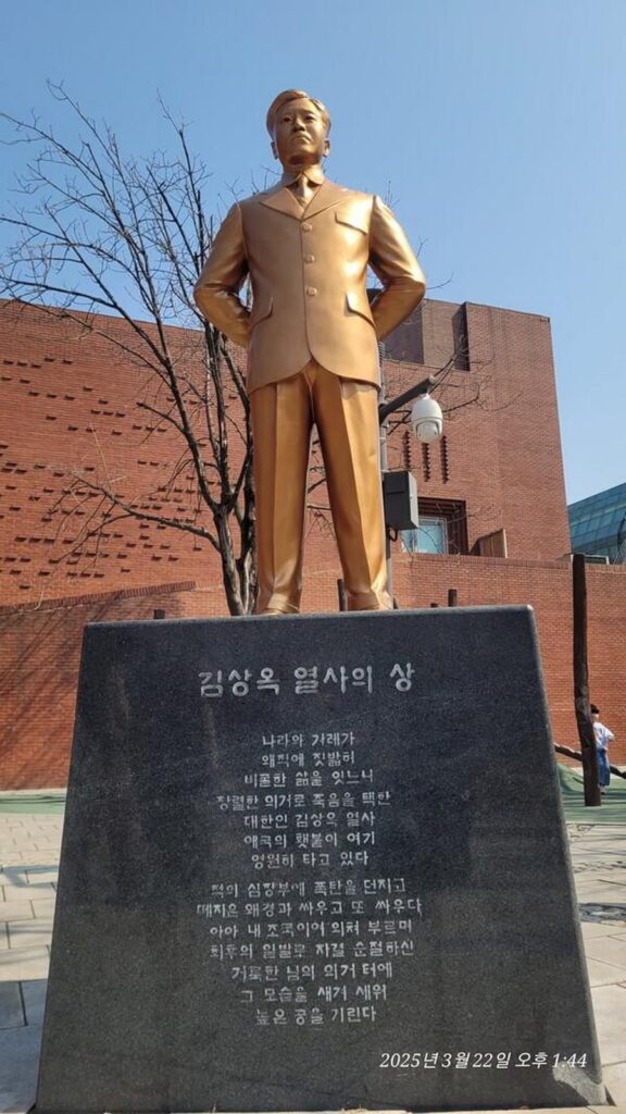 어느 독립운동가가 뒷짐을 지고 사진을 찍은 이유.jpg