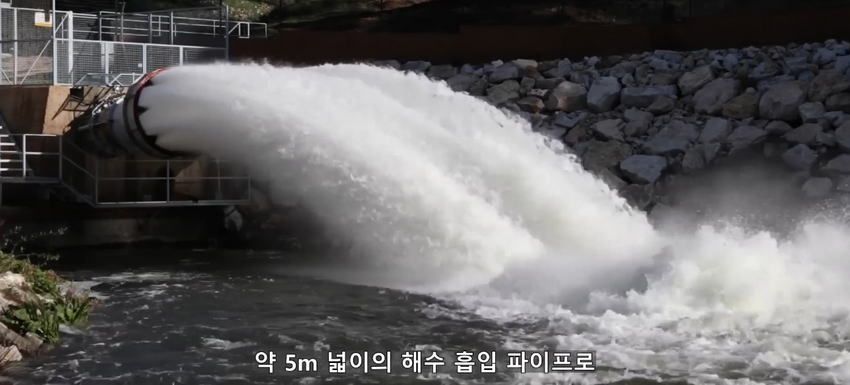 초대형 터빈에 빨려 들어간 남자에 대한 영상