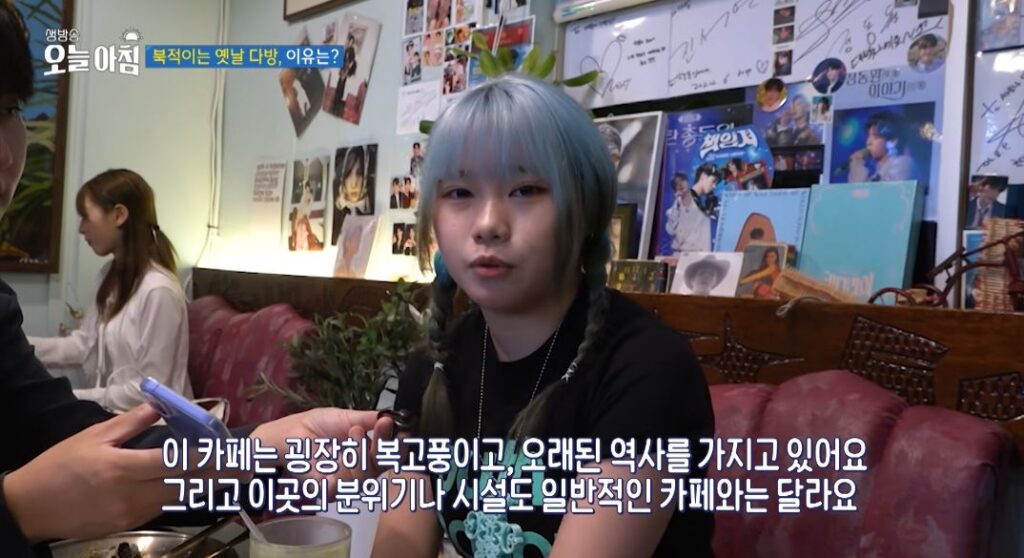요즘 젊은 세대들에게 인기 있는 옛날 다방.jpg