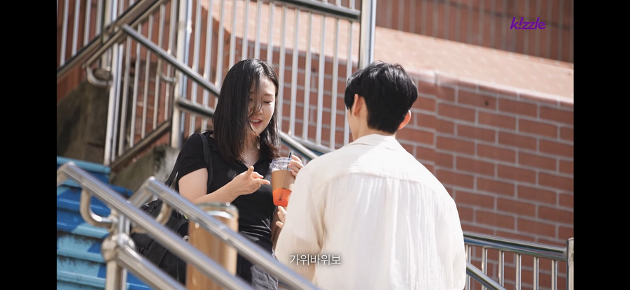 길을 막는 잘생긴 남자.jpg