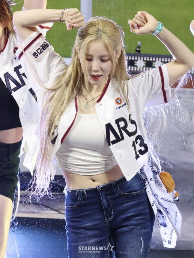 어제 있었던 전효성 시구 사진