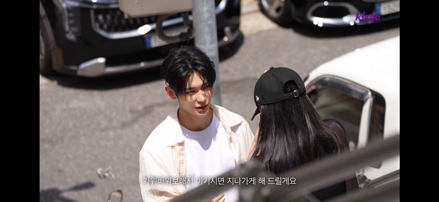 길을 막는 잘생긴 남자.jpg