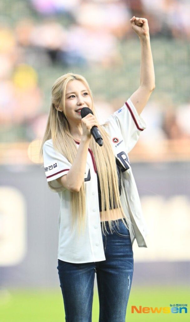 어제 있었던 전효성 시구 사진