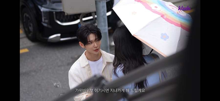 길을 막는 잘생긴 남자.jpg