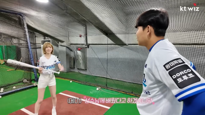 시구 배우러 온 아이돌한테 벤치클리어링 가르쳐 주는 선수