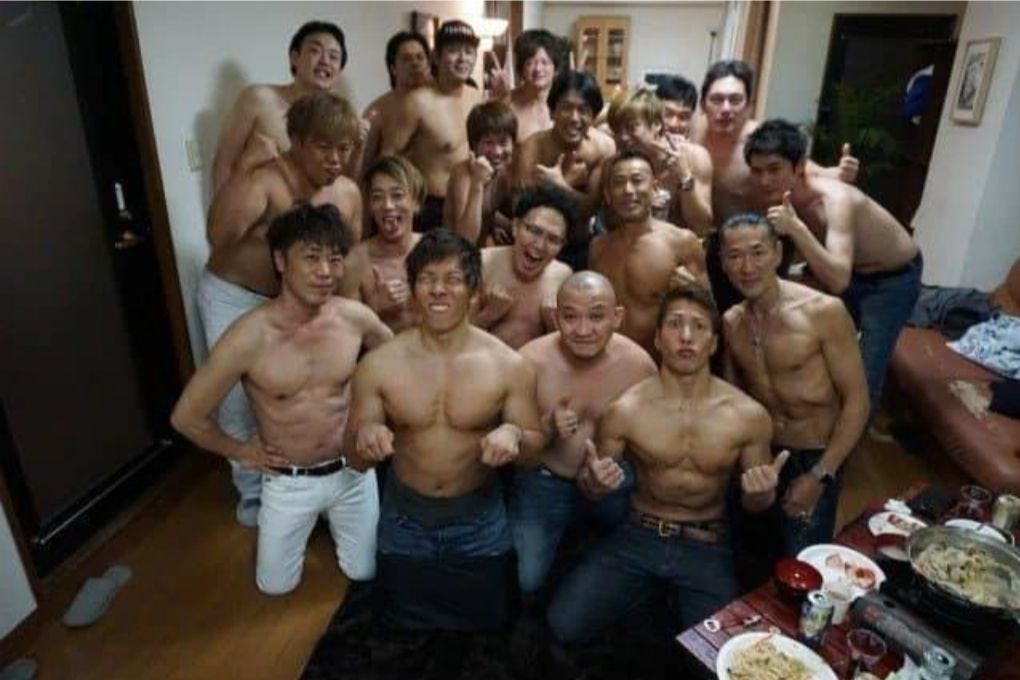 AV 배우들의 상의 탈의 단체 사진