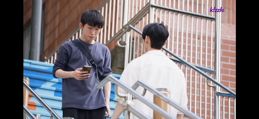 길을 막는 잘생긴 남자.jpg