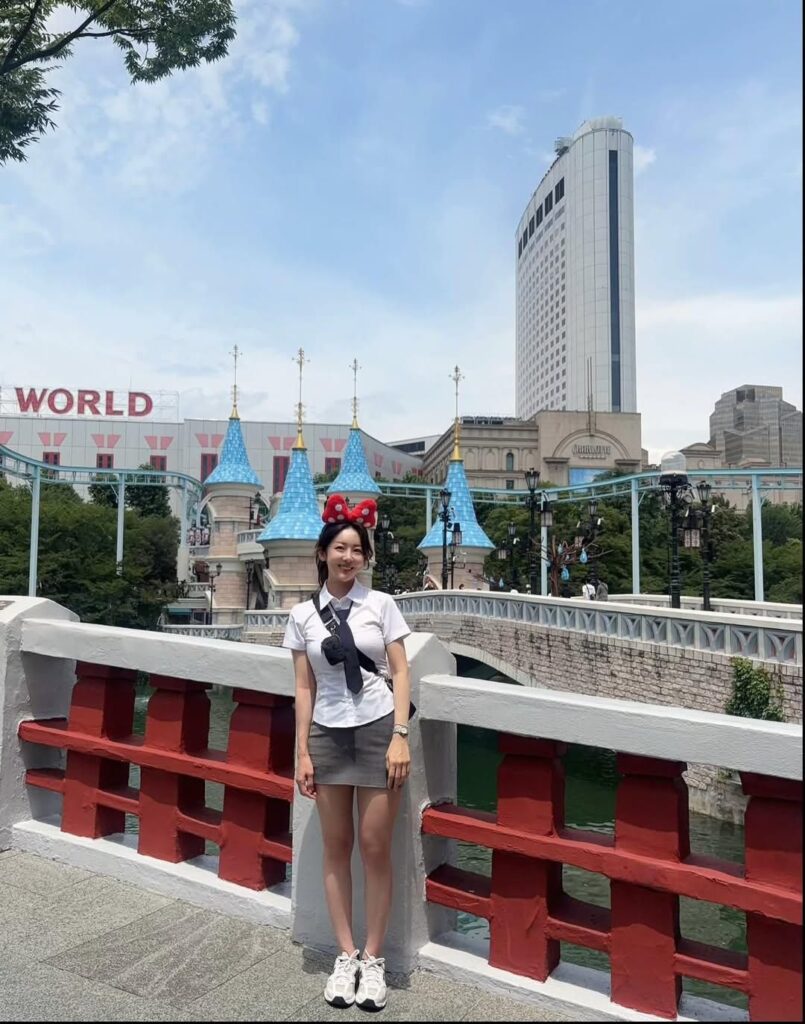 롯데월드 교복, 30대 누나에게도 잘 어울리네.jpg