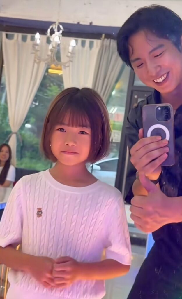 단발머리 하러온 9살 여자아이.jpg
