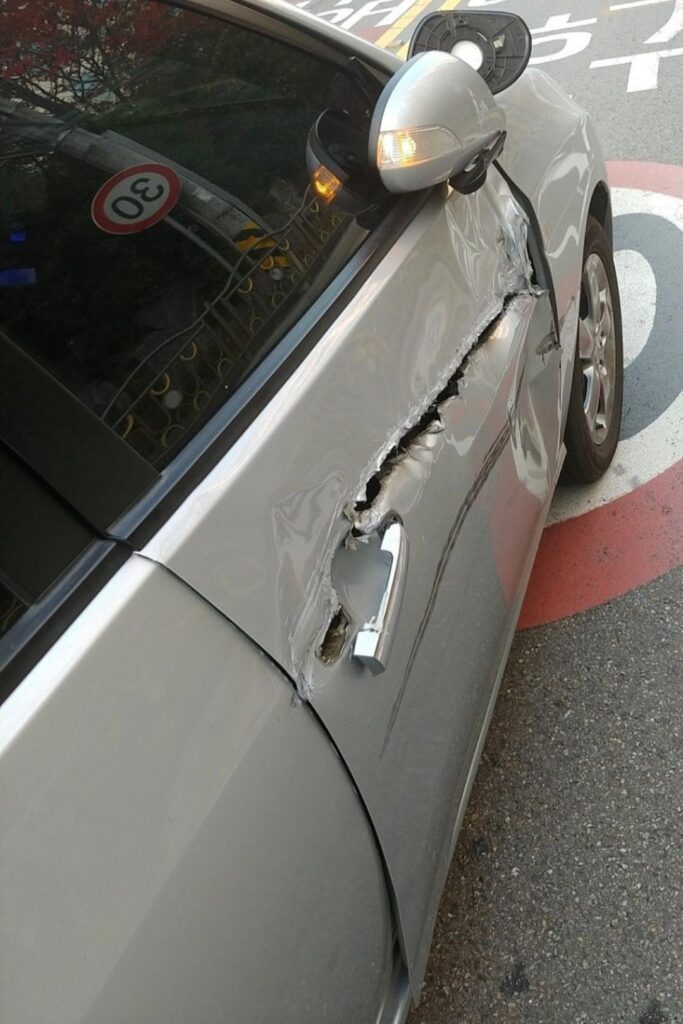 아빠 차를 살짝 긁었는데 어떻게 해야 할까요?