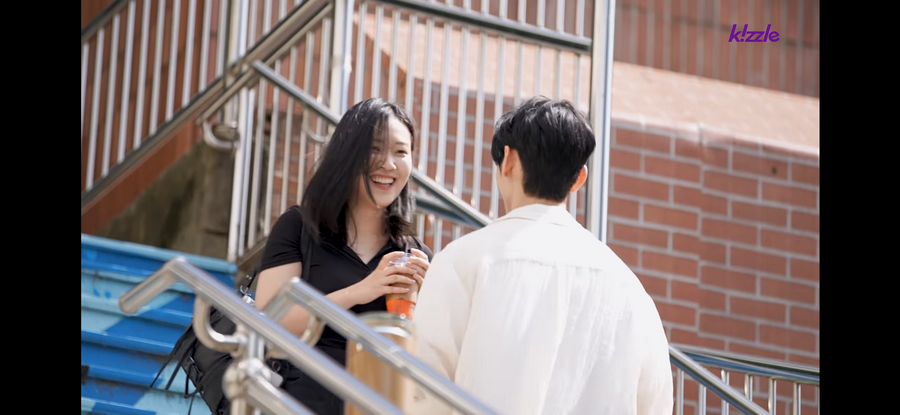 길을 막는 잘생긴 남자.jpg