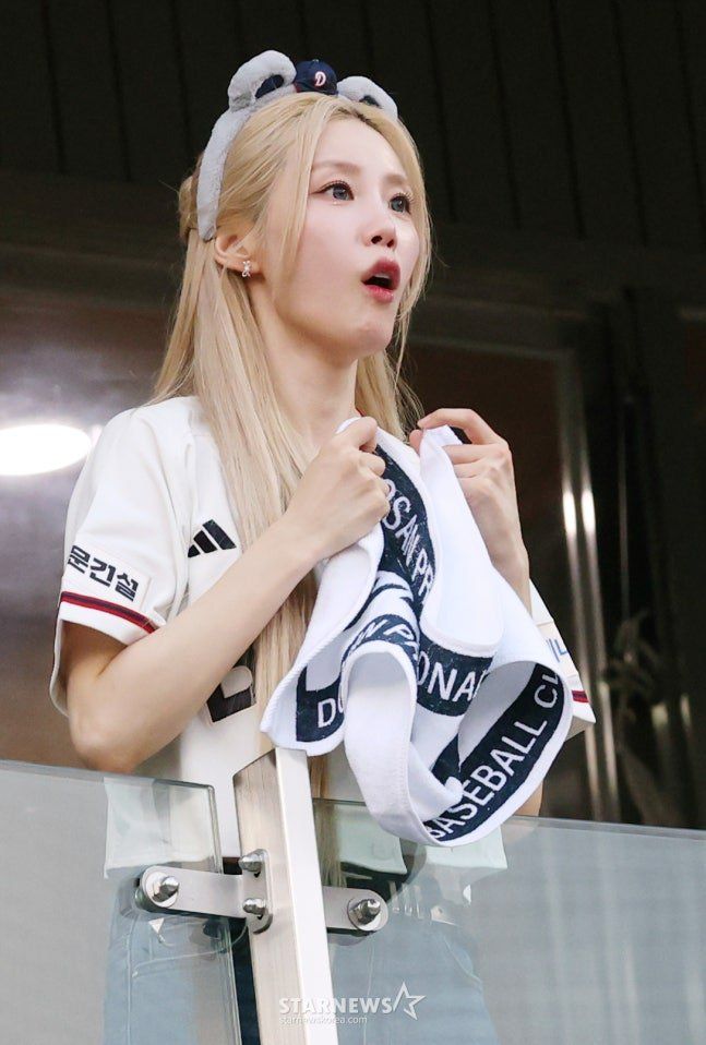 어제 있었던 전효성 시구 사진