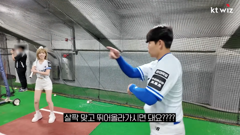 시구 배우러 온 아이돌한테 벤치클리어링 가르쳐 주는 선수