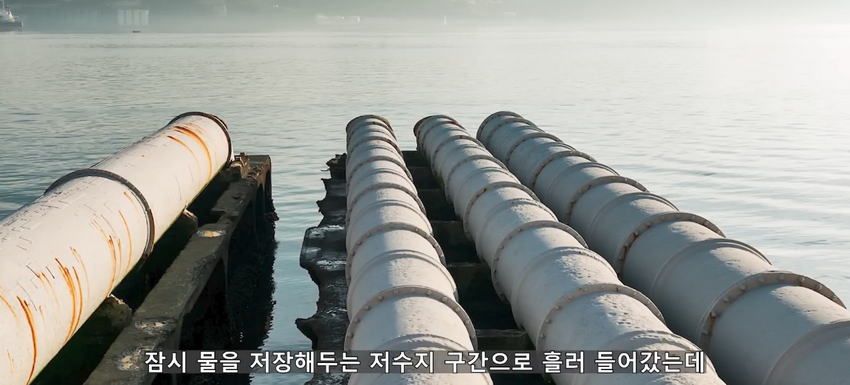 초대형 터빈에 빨려 들어간 남자에 대한 영상