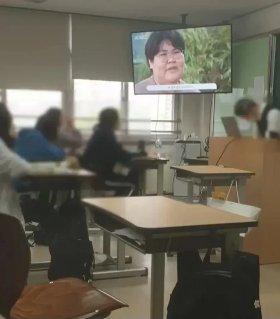 고등학교 교사가 수업 중 학생 잠 깨우려 배리나 영상 재생