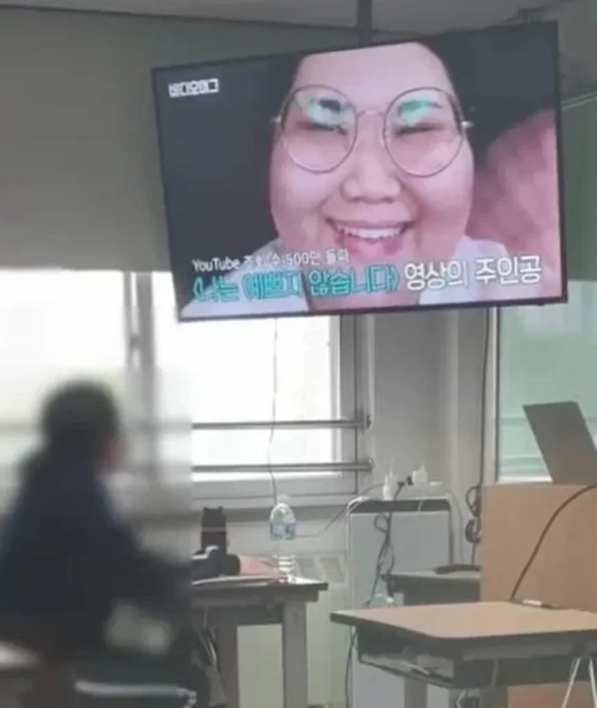 고등학교 교사가 수업 중 학생 잠 깨우려 배리나 영상 재생