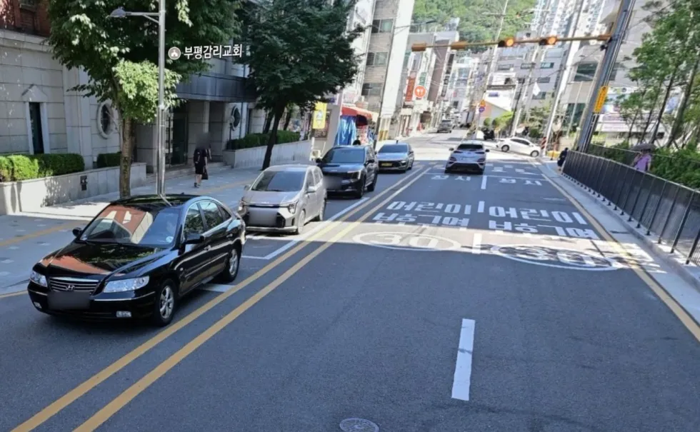 검은 페인트로 지운 중앙선, 교회 앞