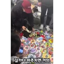 노점상 강매 논란, 많은 이들이 경험담 공유