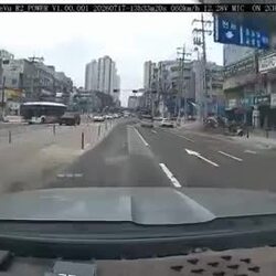 브레이크 없이 핸들만 꺾으면 사고가 나죠.jpg