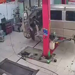 정비사가 휴대폰만 보던 중국의 모습.gif