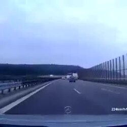E클래스, 시속 240km에서 급제동 시 제동 성능