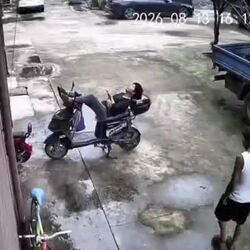 짜장면 배달 청년, 편히 쉬지도 못해.
