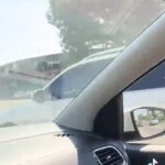 운전 중 커피 건네는 노인.mp4