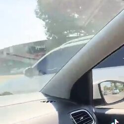 운전 중 커피 건네는 노인.mp4