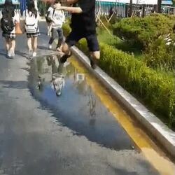 K-중학생, 호우 따라 하기 시도