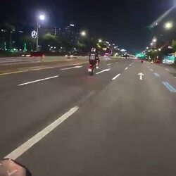 오토바이 앞바퀴 들고 달리다 벌어진 일