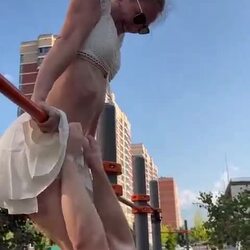철봉 위 남녀의 합체 회전