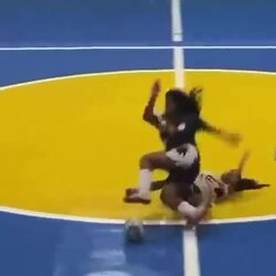 여자 풋살 선수가 머리에 사커킥 시전.gif