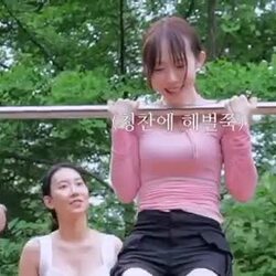 뒤에서 턱걸이하는 모습.MP4