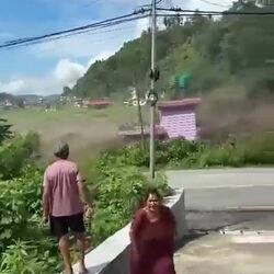 네팔 홍수: 두 아이를 이끌고 고지대 대피에 성공한 어머니