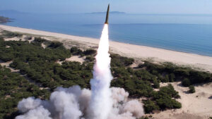 북한, 동해상으로 단거리 탄도미사일 발사…미국 주도 훈련에 대한 '반응' 위협 이틀 만에