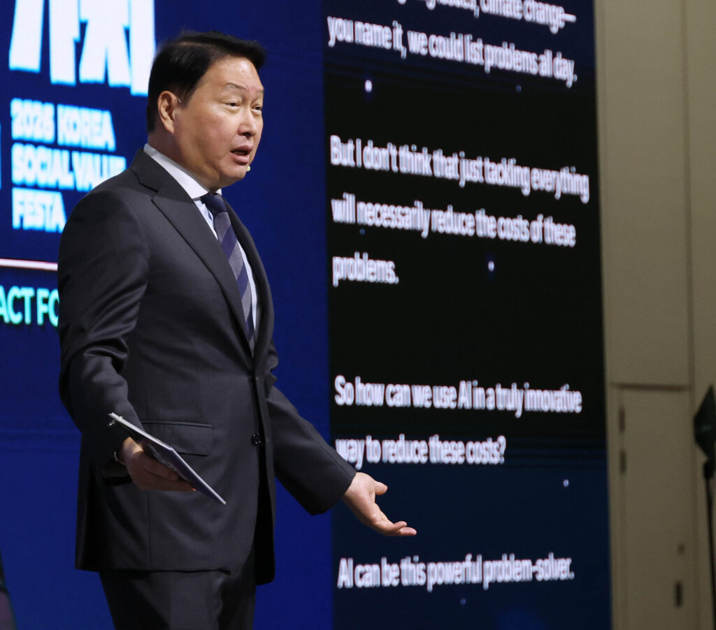 최태원 회장, AI 활용해 사회적 비용 절감 필요성 역설…'속도 조절론'에는 즉답 유보