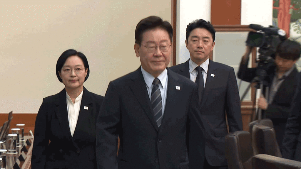이재명 대통령 국정 지지율 42% 기록…경제·인사 문제로 부정 평가↑