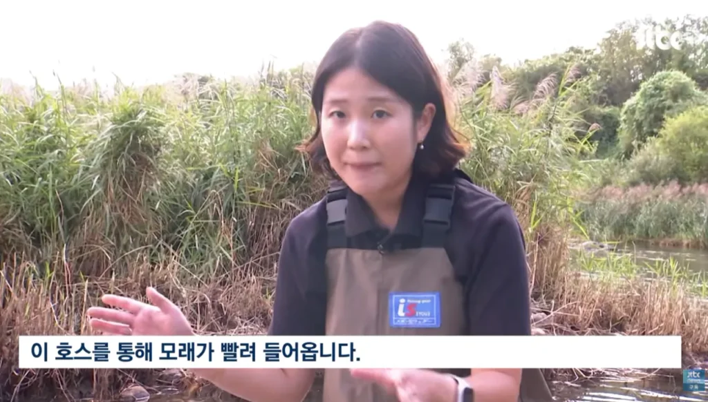 하천을 훼손하며 사금을 채취하는 사람들