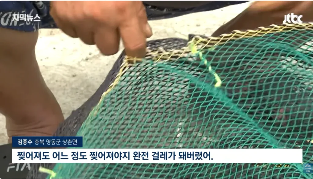 하천을 훼손하며 사금을 채취하는 사람들
