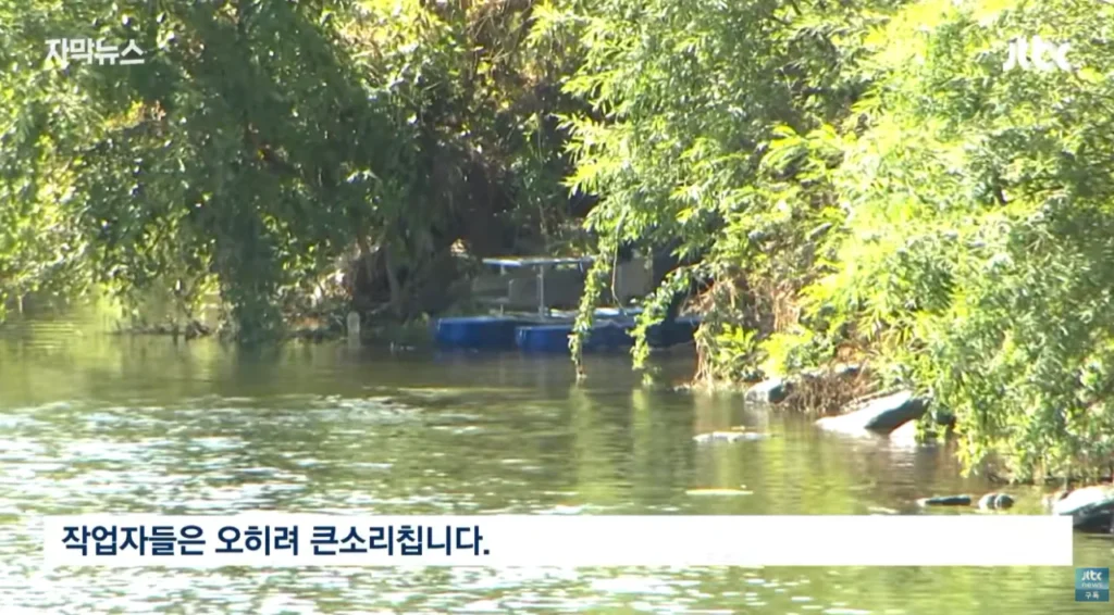 하천을 훼손하며 사금을 채취하는 사람들