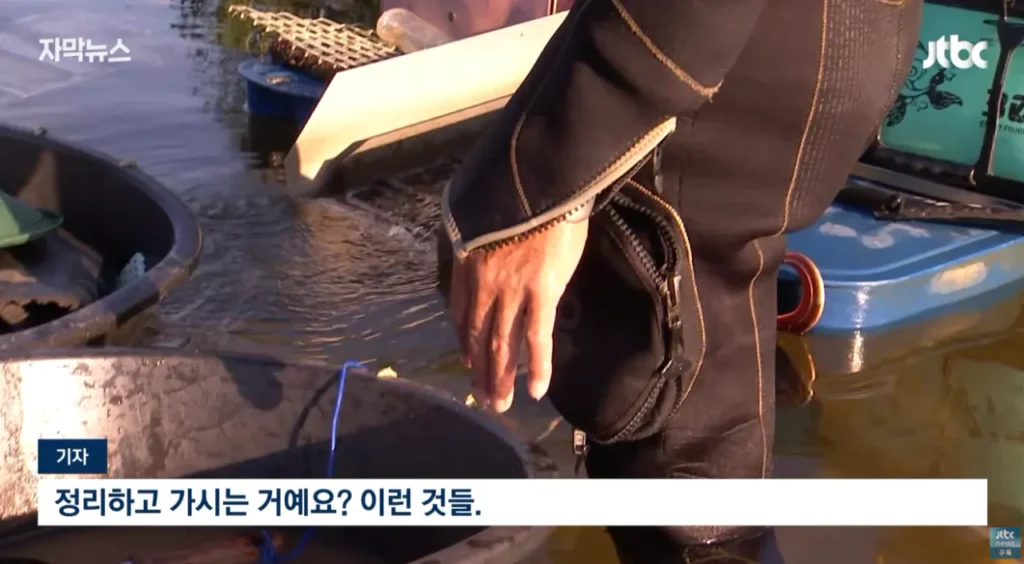 하천을 훼손하며 사금을 채취하는 사람들