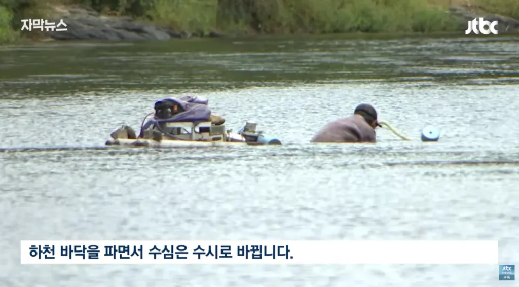 하천을 훼손하며 사금을 채취하는 사람들