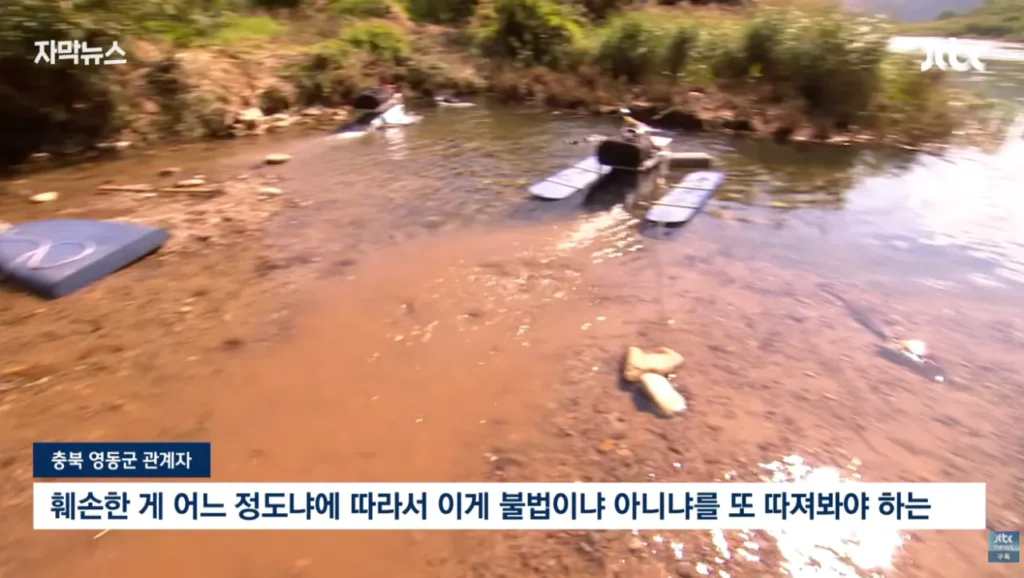 하천을 훼손하며 사금을 채취하는 사람들