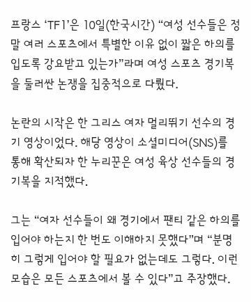왜 女선수들은 ‘팬티’만 입고 뛰나요?”…1300만 조회 ‘초밀착 유니폼’ 영상에 갑론을박