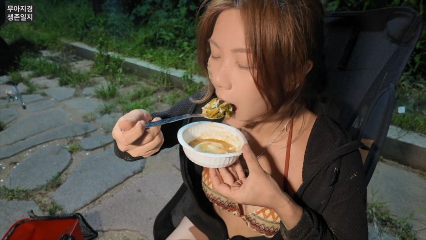 약후] 갯벌에서 식자재 해결하는 여자.jpg