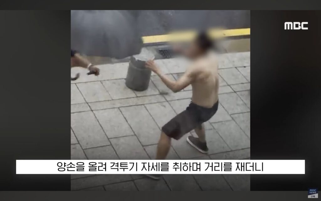 비 오는 날, 비를 피하려던 한심한 경찰