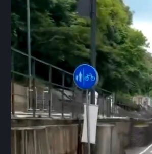 이 도로 폭, 너무 좁은 것 같지 않나요?